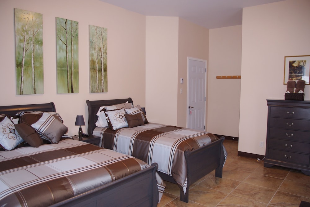 Room 1, 1 Double Bed and 1 Single Bed photo 3