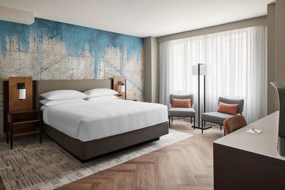 Club Room, 1 King Bed, Bathtub (Mobility/Hearing Accessible, Tub)
