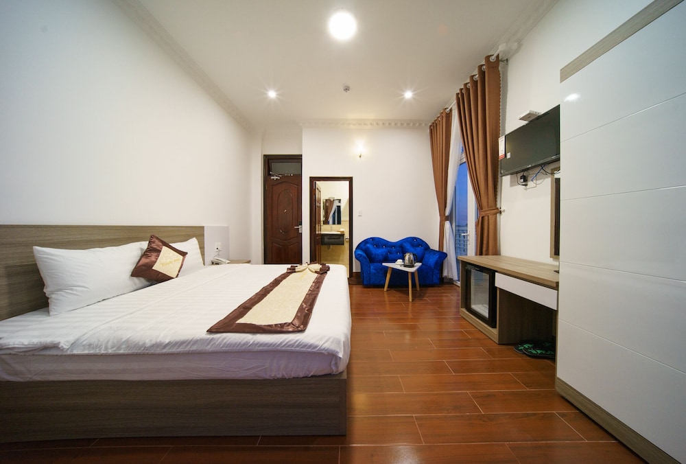 Deluxe Room with Balcony - Photo 10