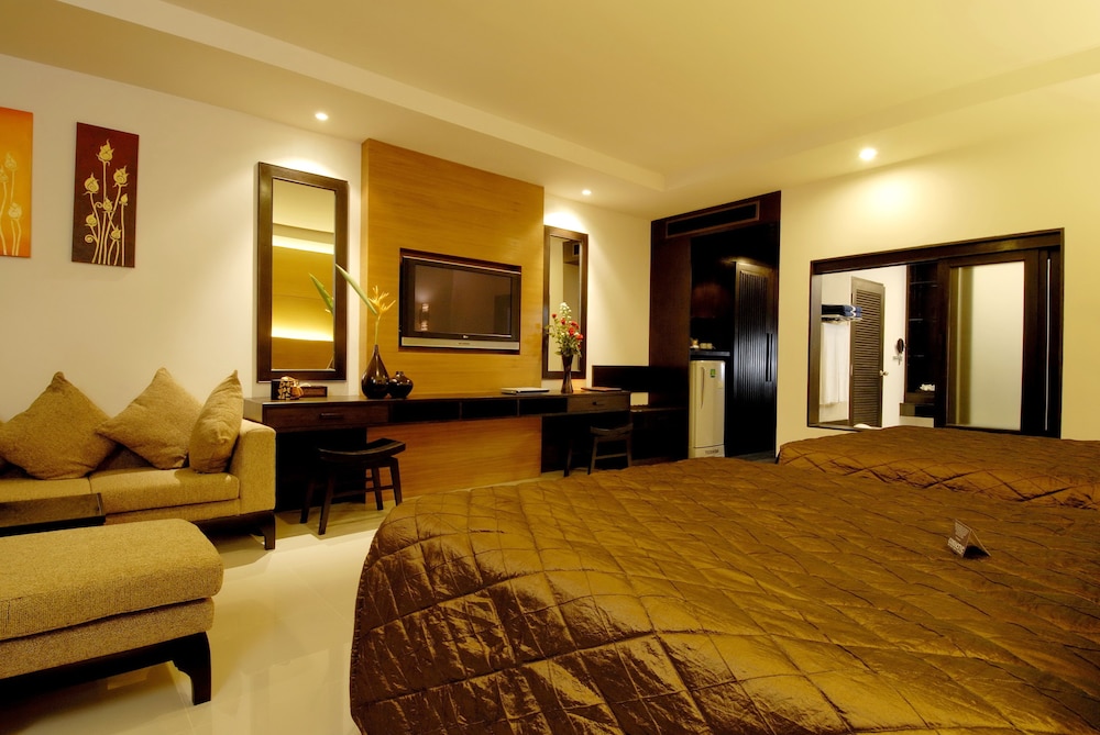Grand Deluxe Pool View - Photo 4