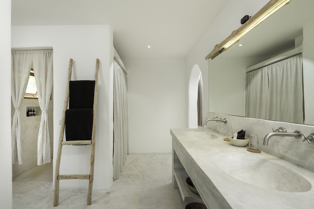 Executive Suite, 1 King Bed, Balcony, Garden View