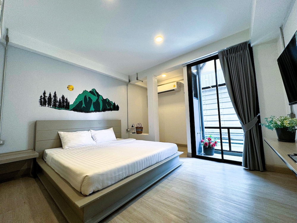 Superior Room King Bed photo 2