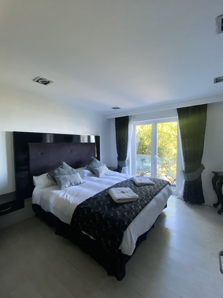 Superior Room, 1 King Bed, Sea View photo 1