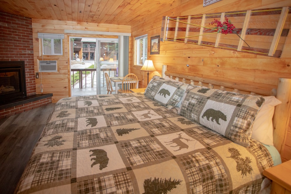 Deluxe Room, 1 King Bed, Fireplace