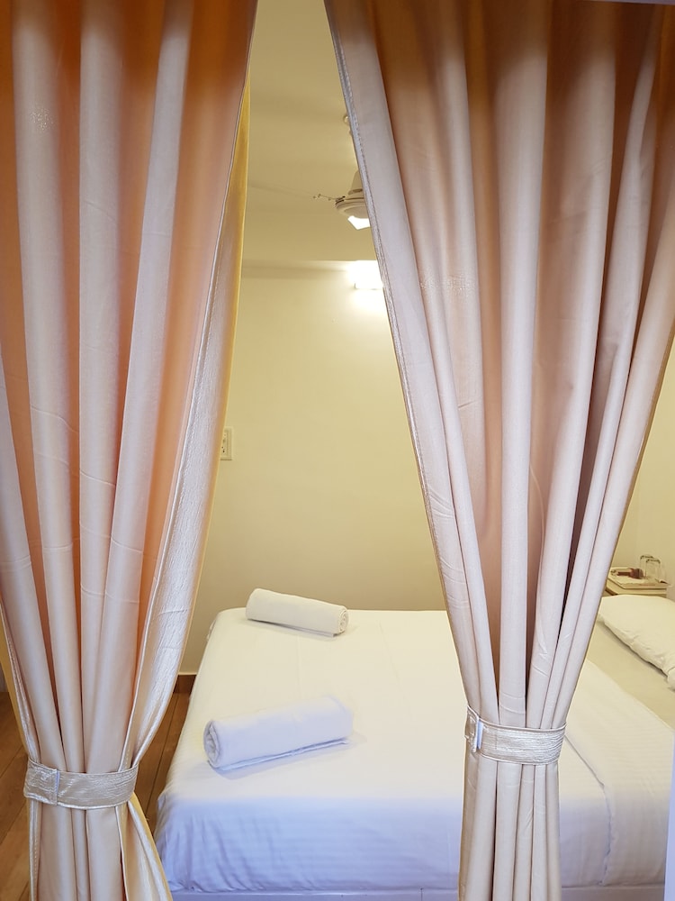 Double or Twin Room, 1 Double or 2 Twin Beds, Balcony, Garden View photo 3