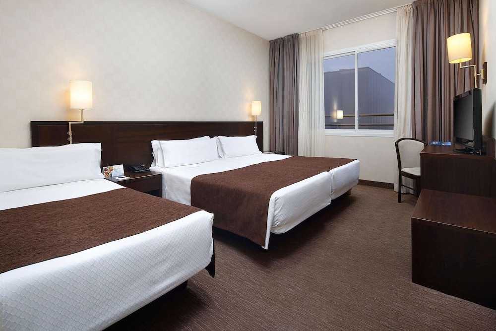 Double or Twin Room (2 Adults + 1 Child)