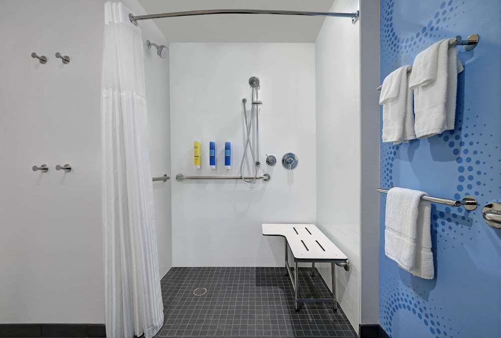 Room, 2 Queen Beds, Accessible (Roll-In Shower)
