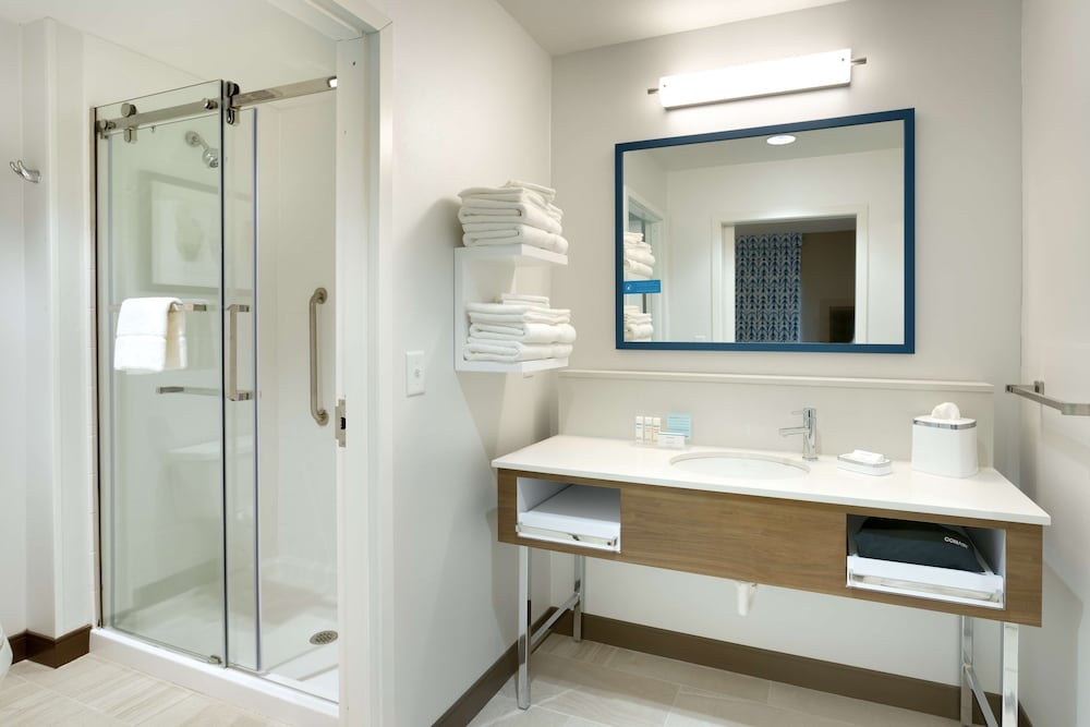 Room, 1 King Bed, Accessible, Refrigerator (Hearing) photo 2