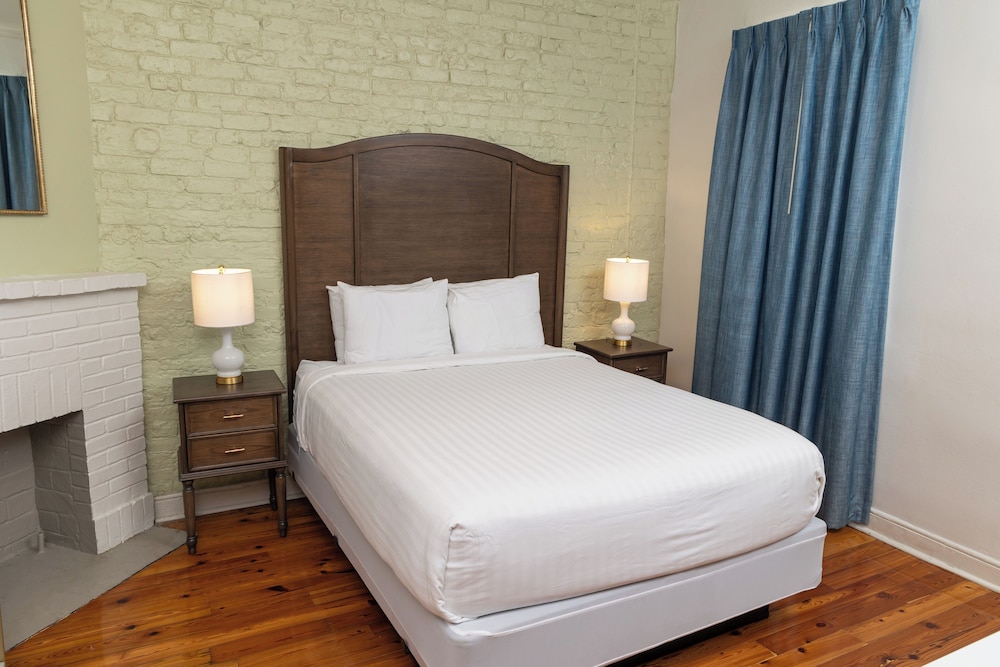 Deluxe Room, 1 Queen Bed - Photo 1