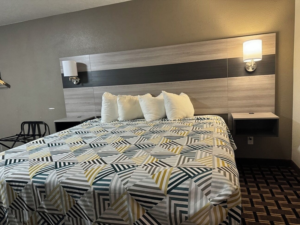 Deluxe Room, 1 King Bed, Non Smoking, Refrigerator & Microwave photo 2