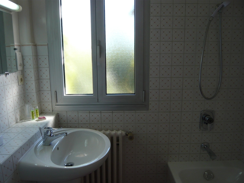 Standard Twin Room - Photo 12