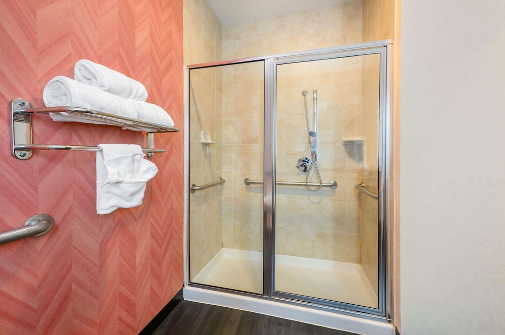 Room, 1 King Bed, Accessible, Non Smoking - Photo 4