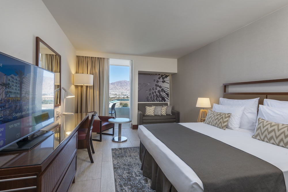 Family Room, Multiple Beds, Mountain View (King Floor) photo 3