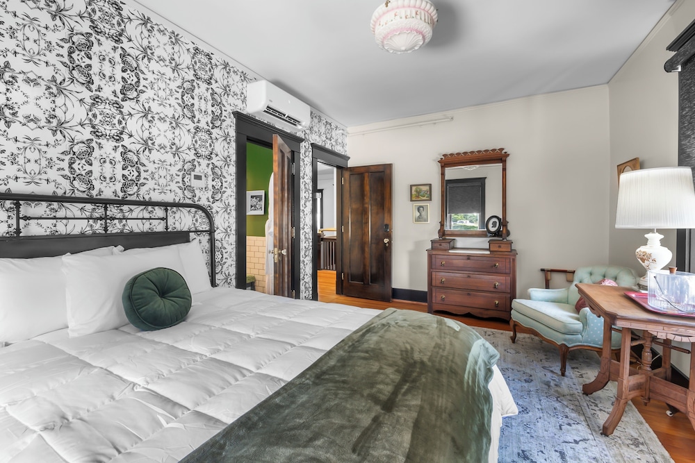 Standard Room, 1 Queen Bed, Non Smoking, City View
