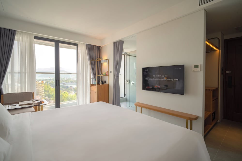 Junior Room, 1 King Bed, Balcony, Partial Ocean View