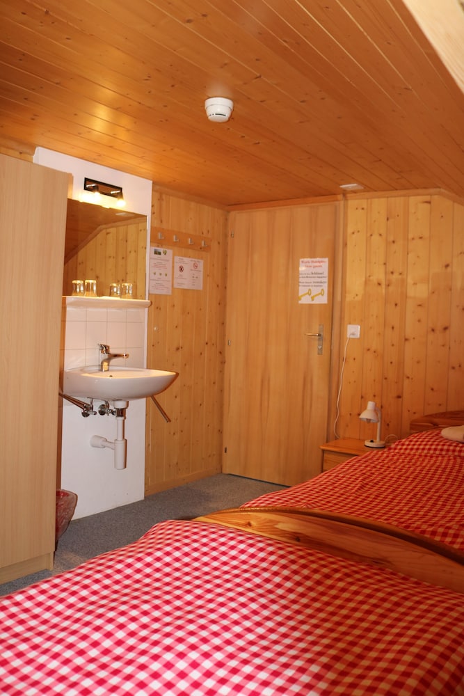 Twin Room, 2 Twin Beds, Shared Bathroom photo 3