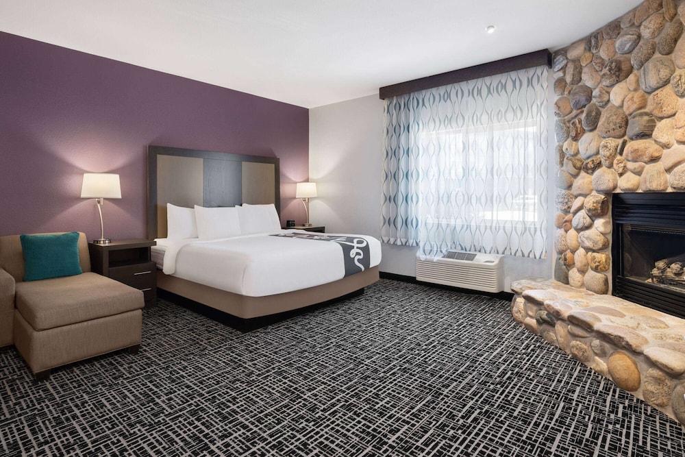 Deluxe Room, 1 King Bed, Non Smoking - Photo 3