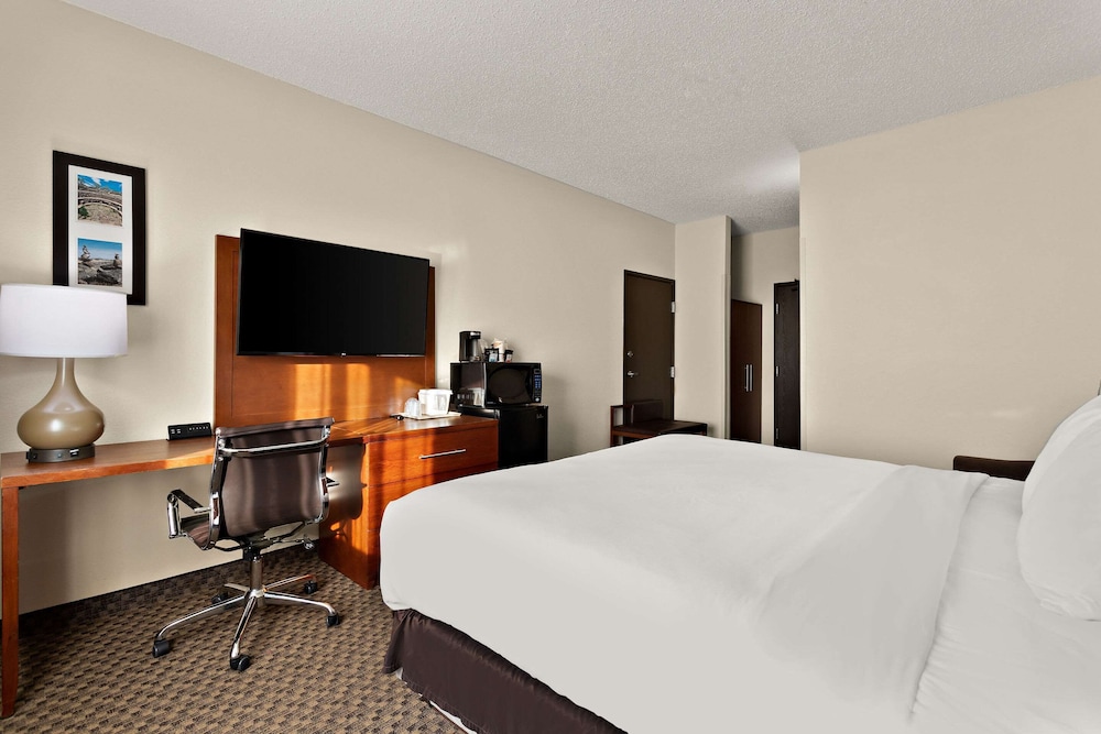 Standard Room, 1 King Bed, Non Smoking - Photo 3
