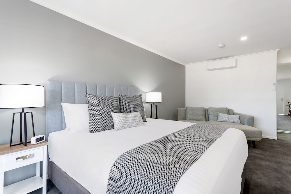 Premier Room, 1 King Bed, Accessible photo 2