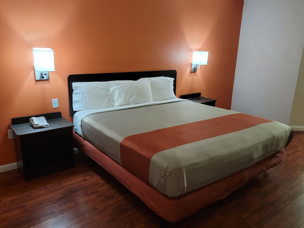 Standard Room, 1 King Bed, Non Smoking - Photo 2
