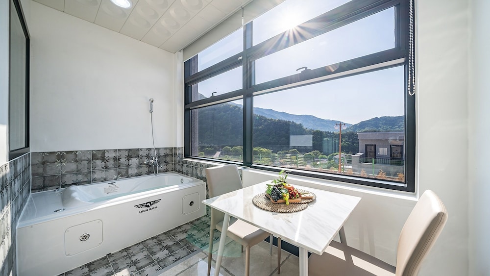 Premium Studio, 1 Bedroom, Non Smoking, Mountain View photo 2