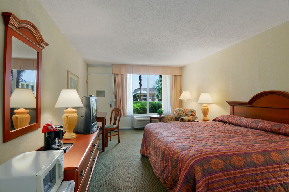 Deluxe Room, 1 King Bed, Accessible, Non Smoking photo 2