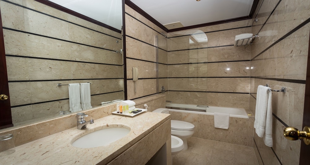 Suite, 3 Bedrooms - Photo 16
