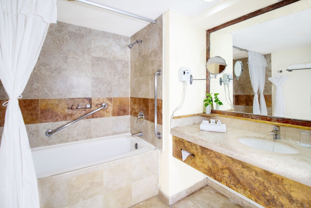 Two Bedroom Family Suite Ocean View - Photo 7