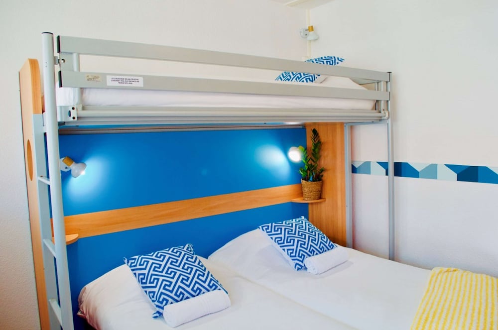 Standard Room, 3 Twin Beds - Photo 5