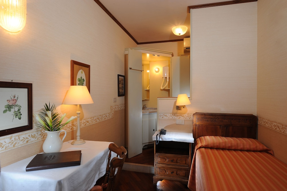 Single Room (with Private External Bathroom) photo 3