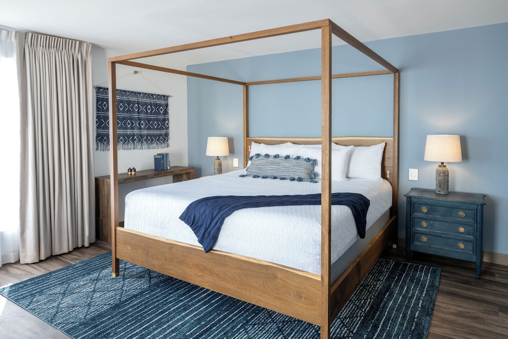 Room, 1 King Bed, Fireplace, Ocean View - Photo 1