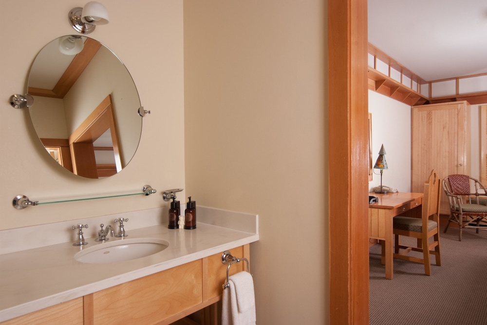 Deluxe Lodge Room 2 Queen photo 2