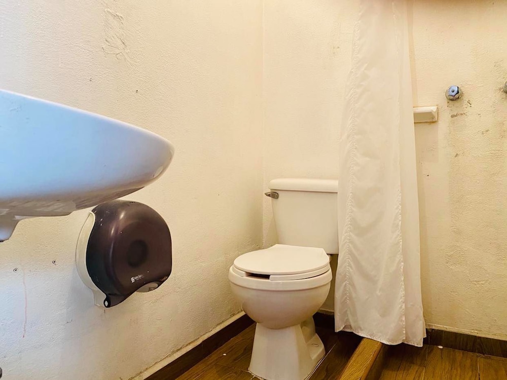 Basic Double Room, 1 Queen Bed, Non Smoking, Shared Bathroom photo 3