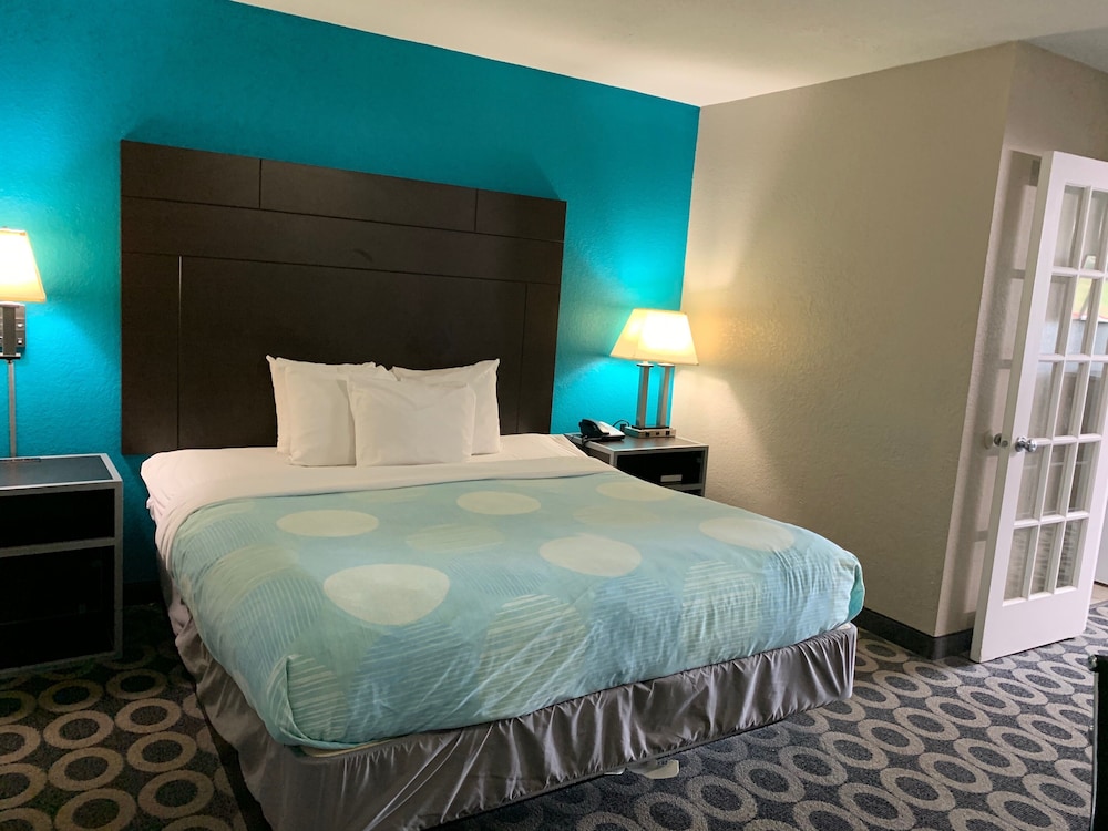 Suite, 1 King Bed, Non Smoking - Photo 2