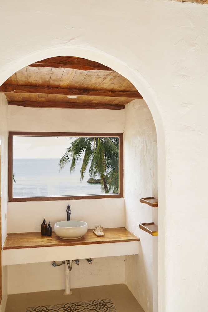 Premier Suite, 1 King Bed, Sea View photo 2