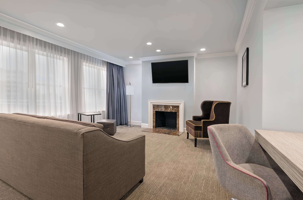 Suite, 1 Bedroom, Balcony - Photo 3