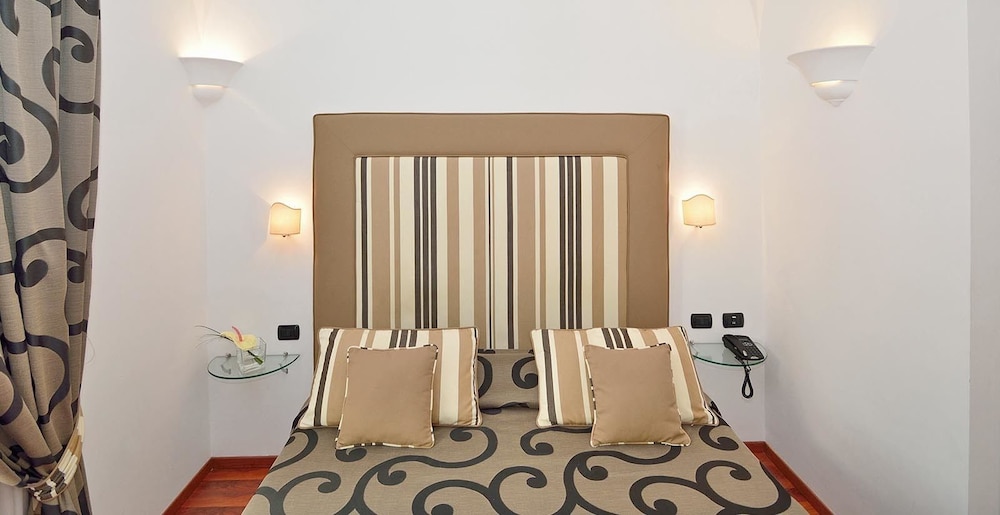 Standard Room thumbnail 5