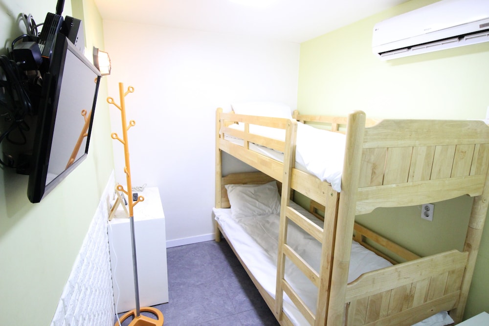 Economy Twin Room, No Windows - Photo 9