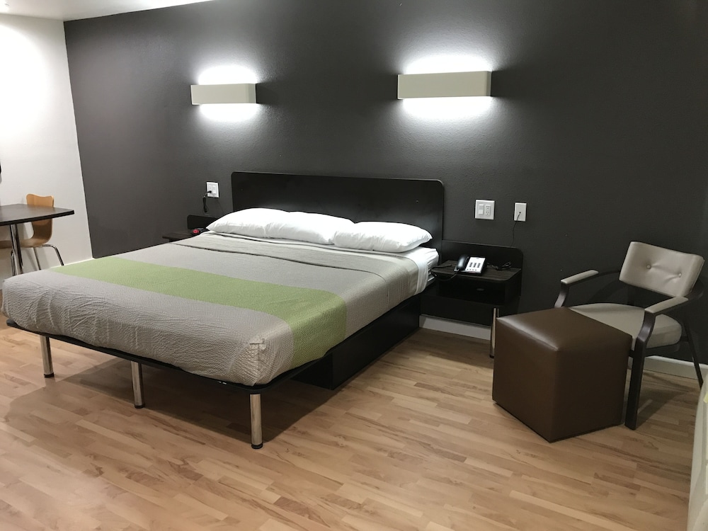 Deluxe Room, 1 King Bed, Smoking, Kitchenette photo 2