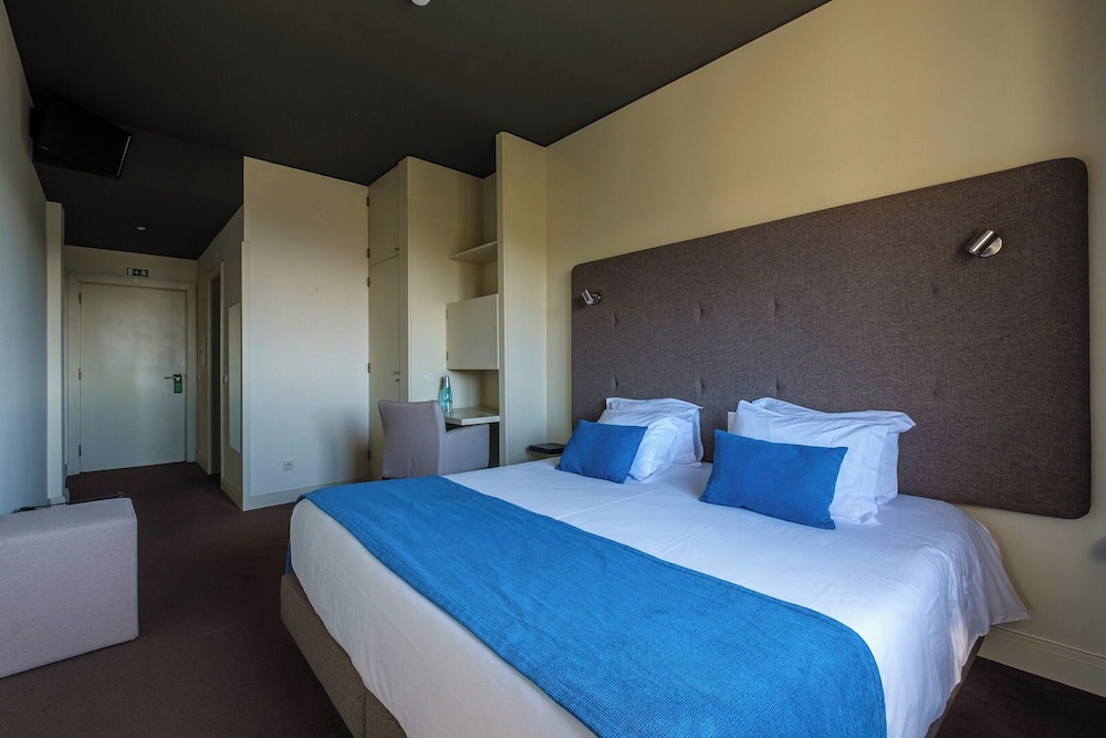 Premium Twin Room - Photo 4