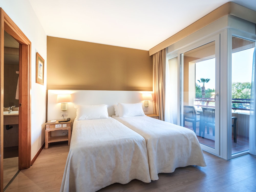 Family Suite, 2 Bedrooms, Balcony (2 adults & 2 children)