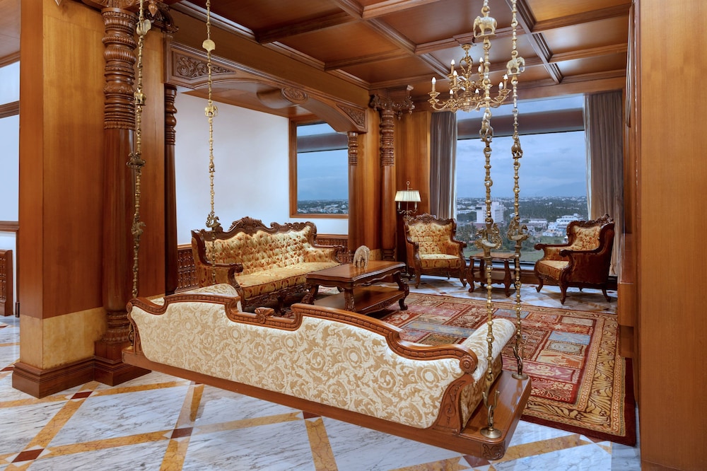 Club Suite, 1 King Bed, City View - Photo 1
