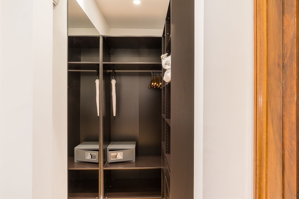 Superior Suite, 2 Bedrooms, City View photo 2
