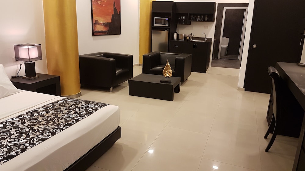 Jacuzzi Garden Suite photo 2