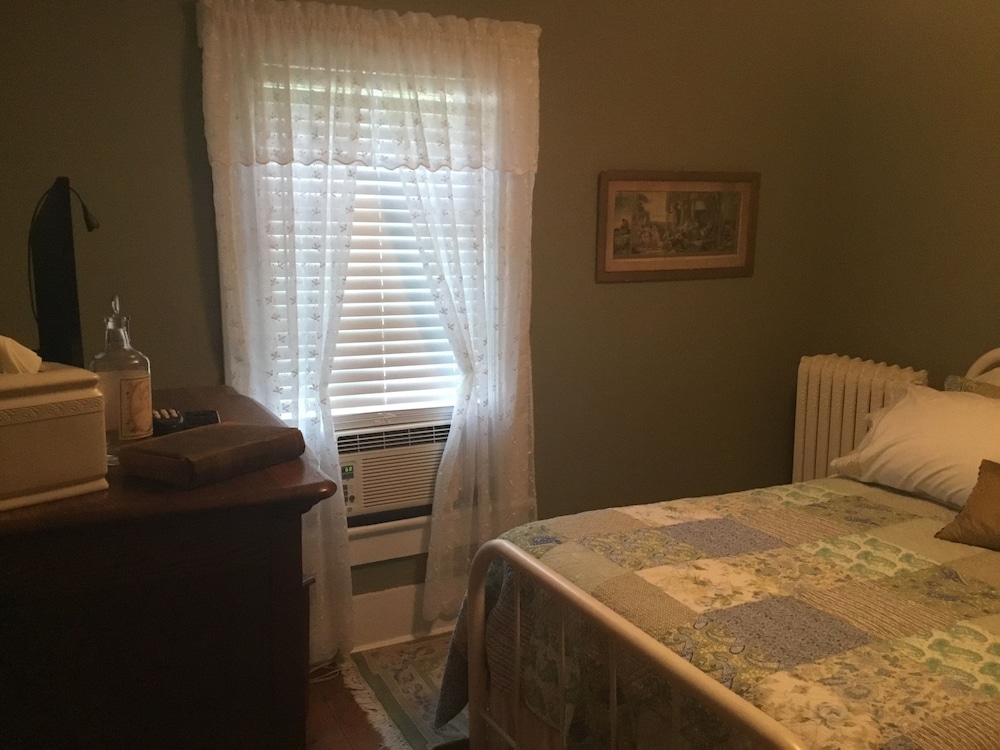 Hayley's Room With Shared Bath photo 2