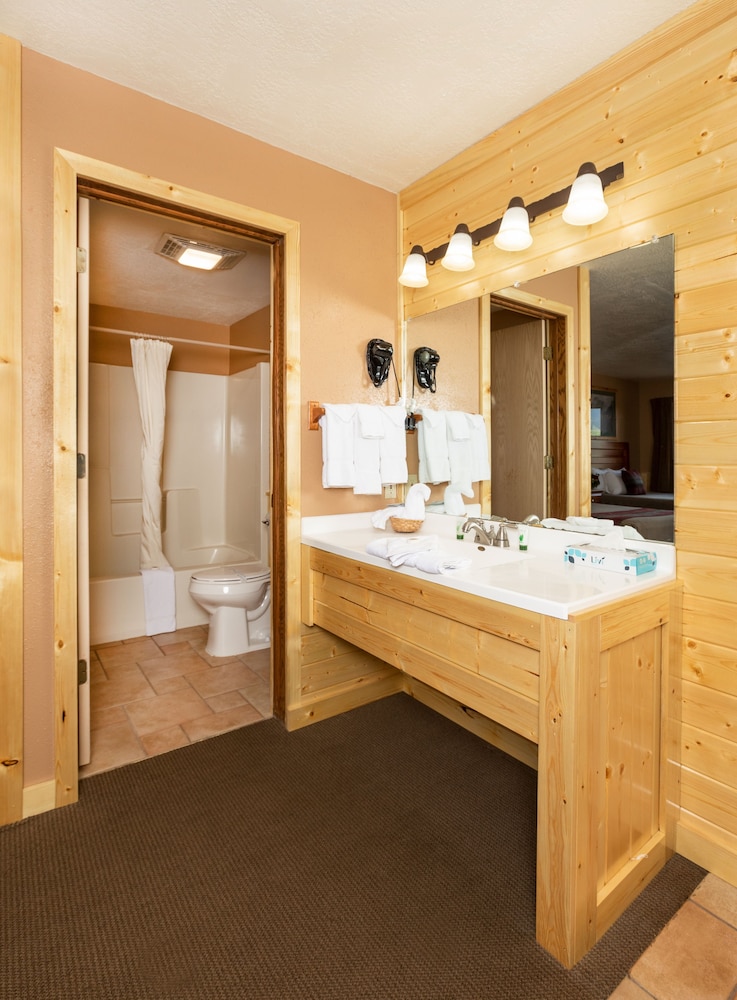 Room, 2 Queen Beds, Kitchenette, Mountain View, photo 6