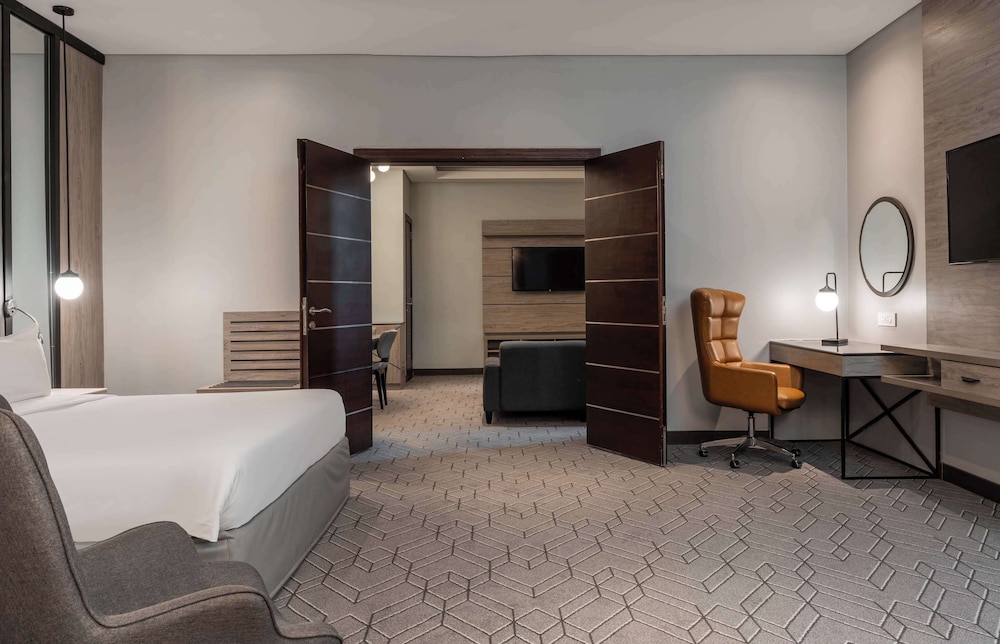 Suite, Pool View - Photo 8