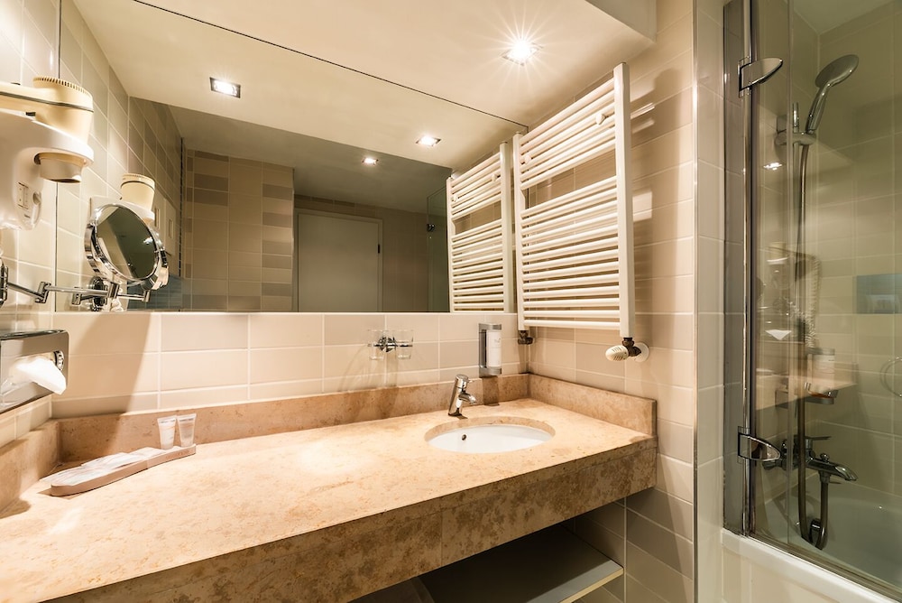 Plus Double or Twin Room with Street View - Photo 5