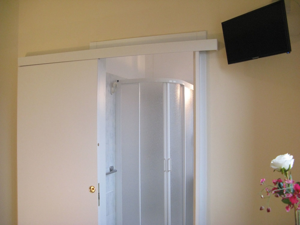 Single Room, Private Bathroom photo 3