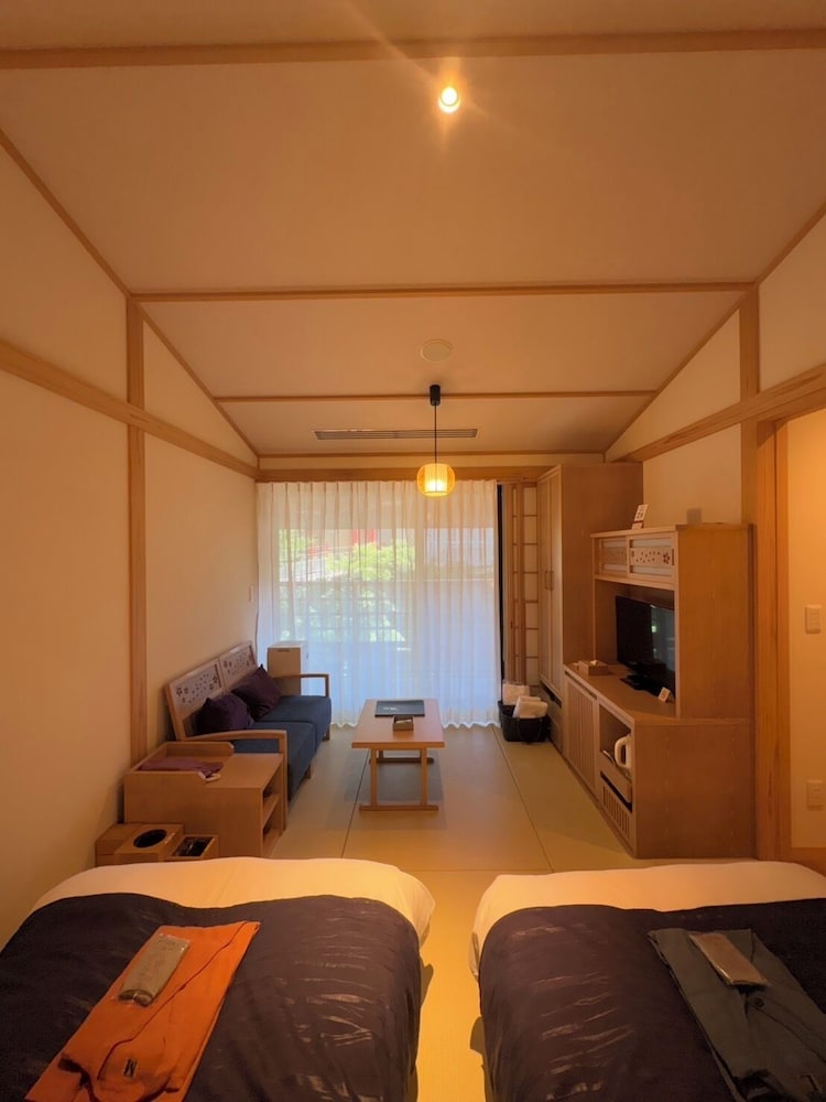 Luxury Twin Room, 2 Twin Beds, Private Bathroom, Ground Floor (Adult Only) photo 1